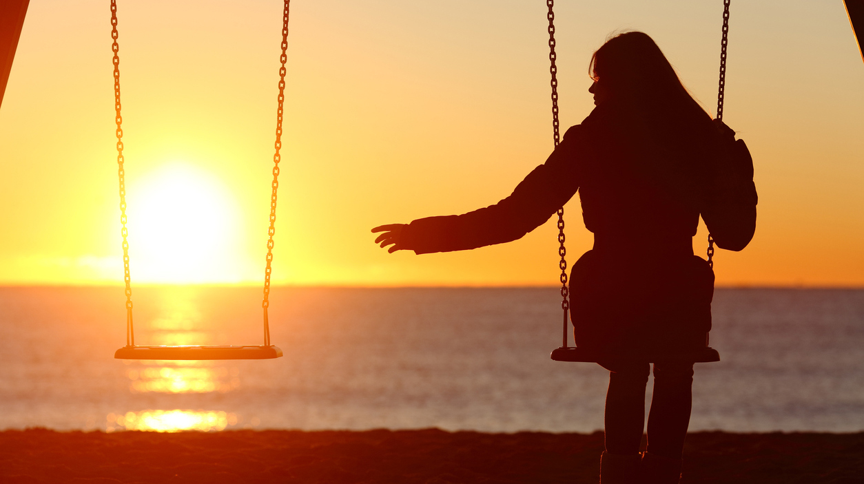 Single or divorced woman alone missing a boyfriend