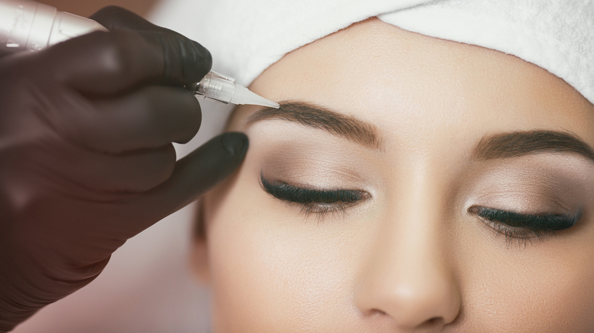 Permanent makeup. Tattooing of eyebrows