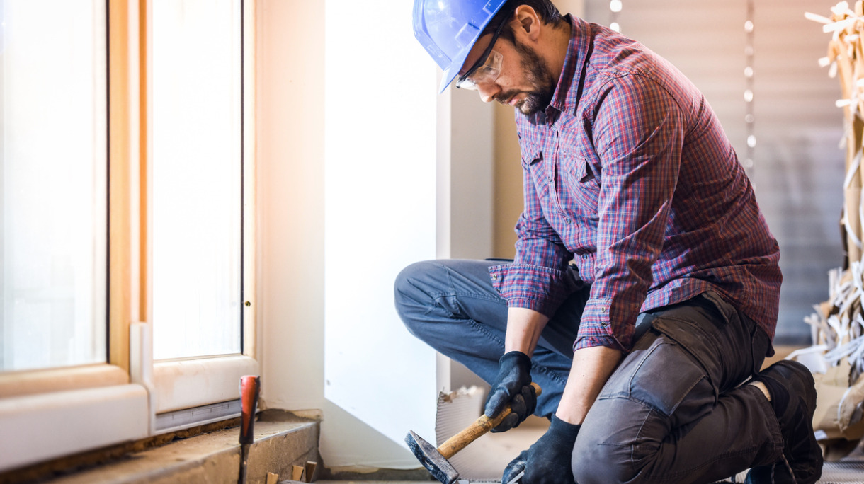 carpenter-installing-hardwood-floor-picture-id668224496