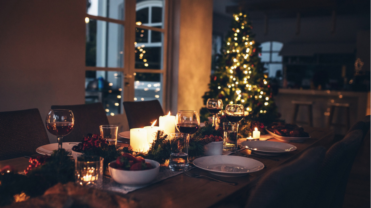 dining-table-set-for-christmas-dinner-picture-id853923936
