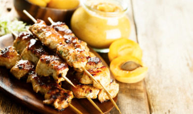 chicken-skewers-picture-id623454784