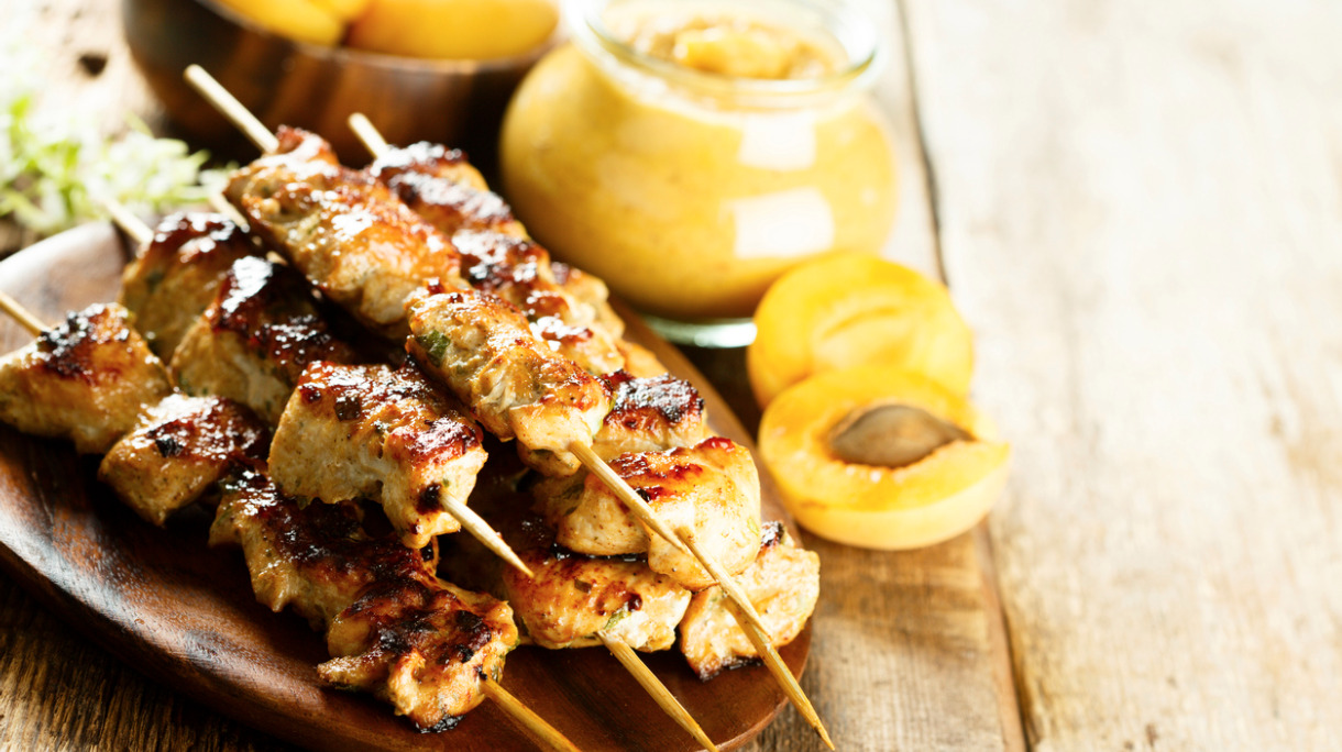 chicken-skewers-picture-id623454784