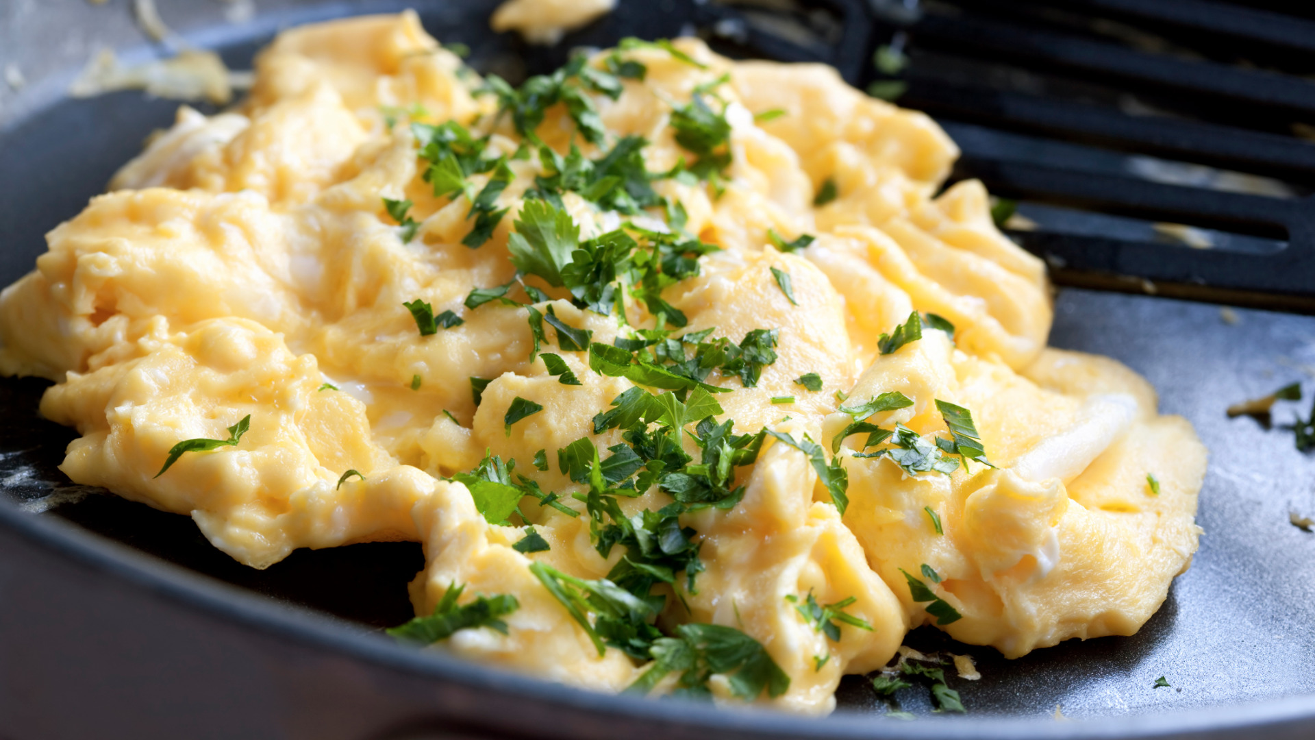 cooking-scrambled-eggs-picture-id92259449