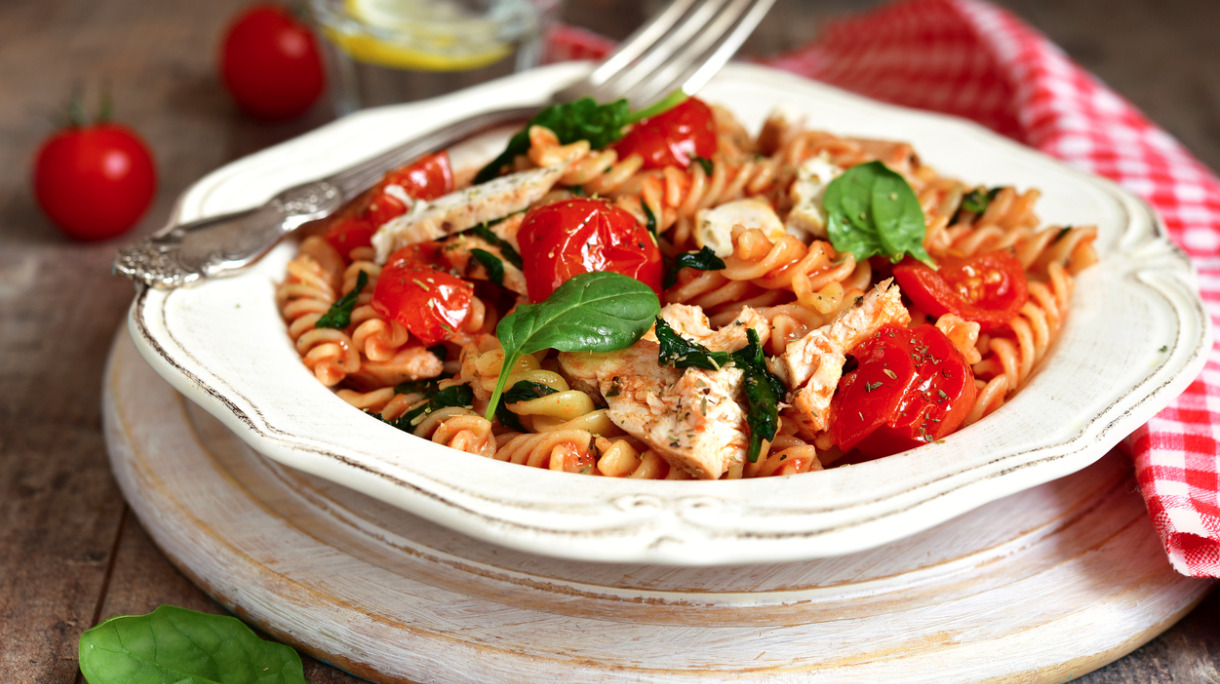 fusilli-with-chickenspinach-and-cherry-tomatoes-picture-id506216686