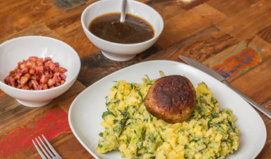 Stamppot with endive, mashed potatoes and meatballs