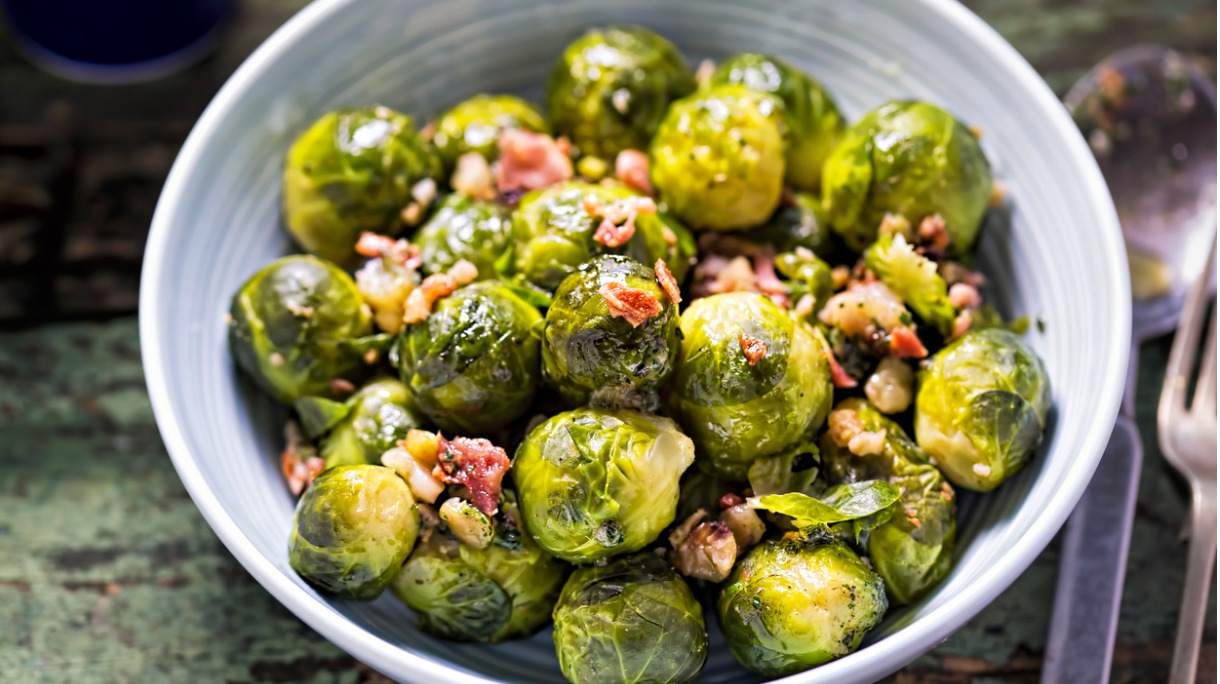 roasted-brussel-sprouts-with-bacon-picture-id670769822