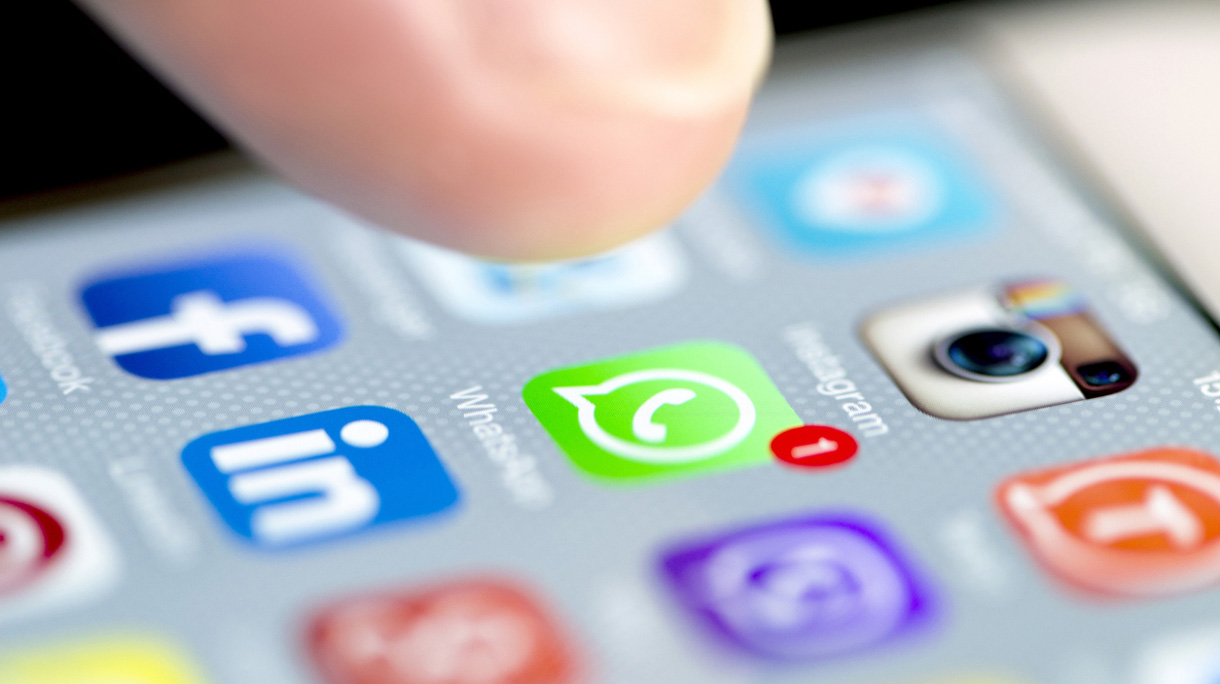 Whatsapp with One Notification While a Finger Taps to Open