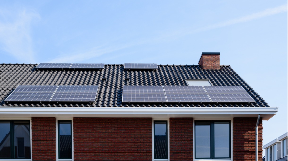 solar-panels-on-a-new-house-picture-id841654564