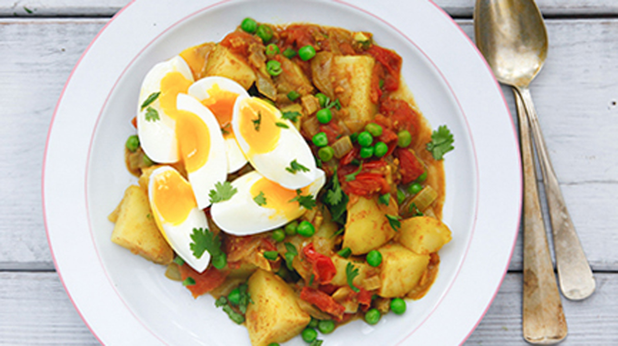 2737._curry_van_aardappel_met_doperwtjes_en_parten_ei_21220x684