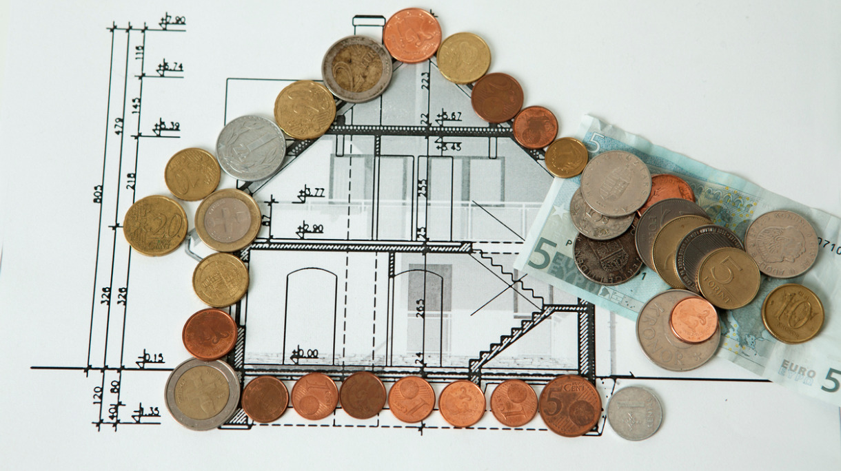 investor-finances-the-construction-of-a-house-picture-id186005965