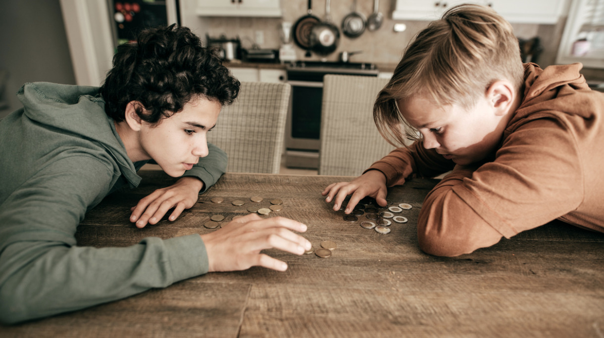 teens-counting-savings-picture-id894030076