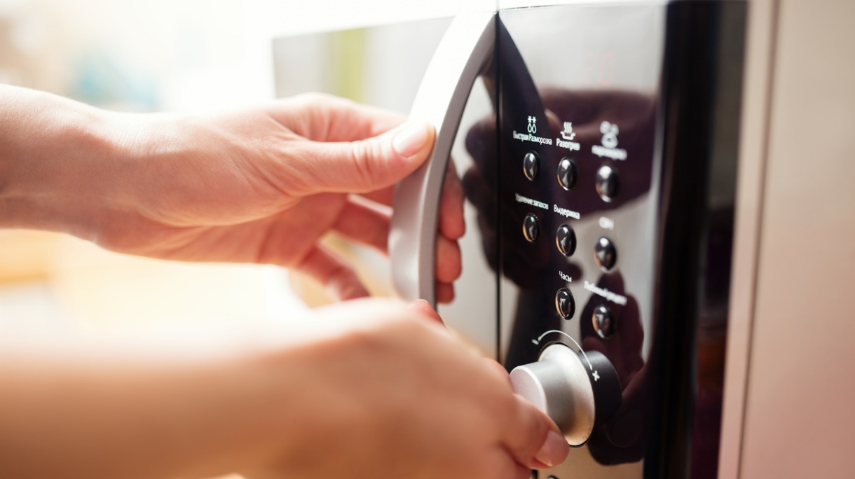 using-microwave-oven-close-up-photo-shallow-dof-picture-id470818108_0