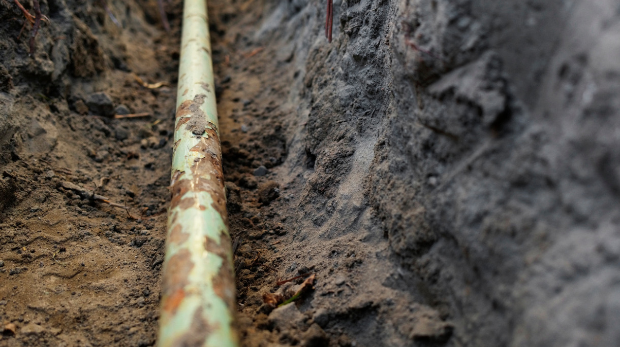 natural-gas-pipe-line-picture-id636041014