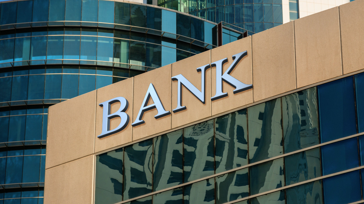 bank-building-picture-id640267784