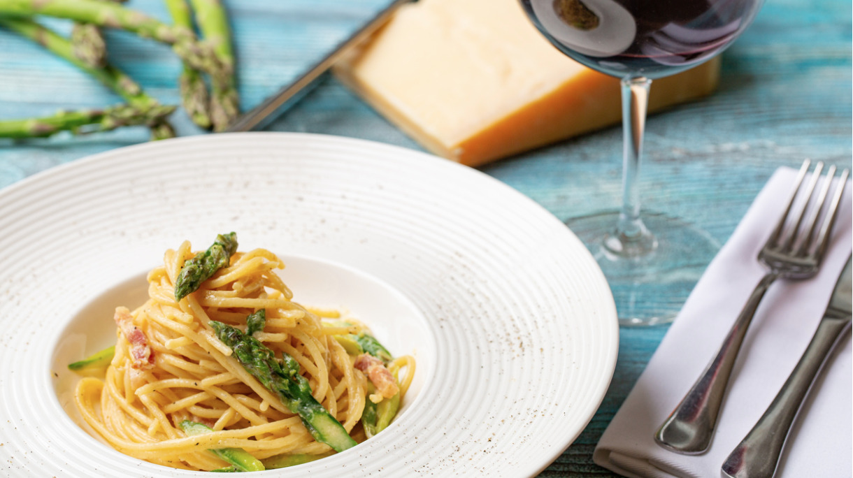 pasta-carbonara-with-asparagus-restaurant-feed-picture-id957850018
