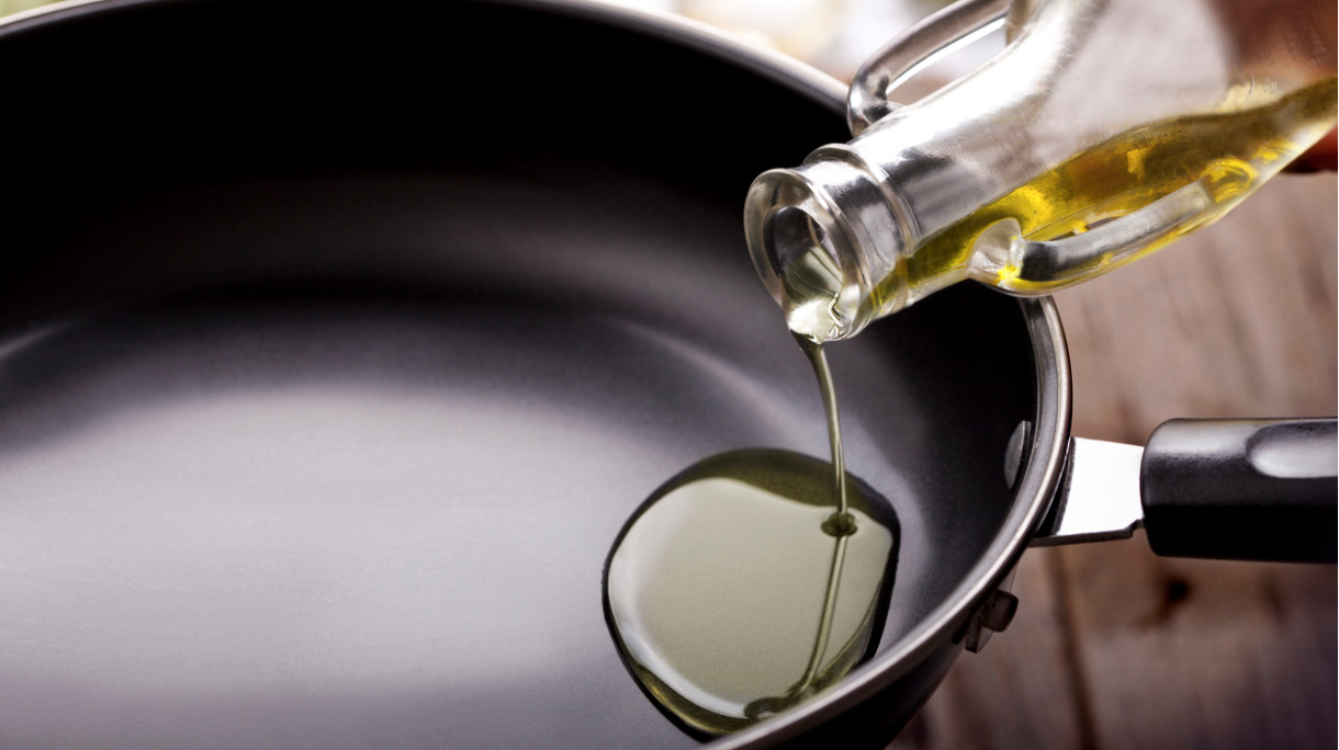 pouring-eating-oil-in-frying-pan-picture-id1867686771