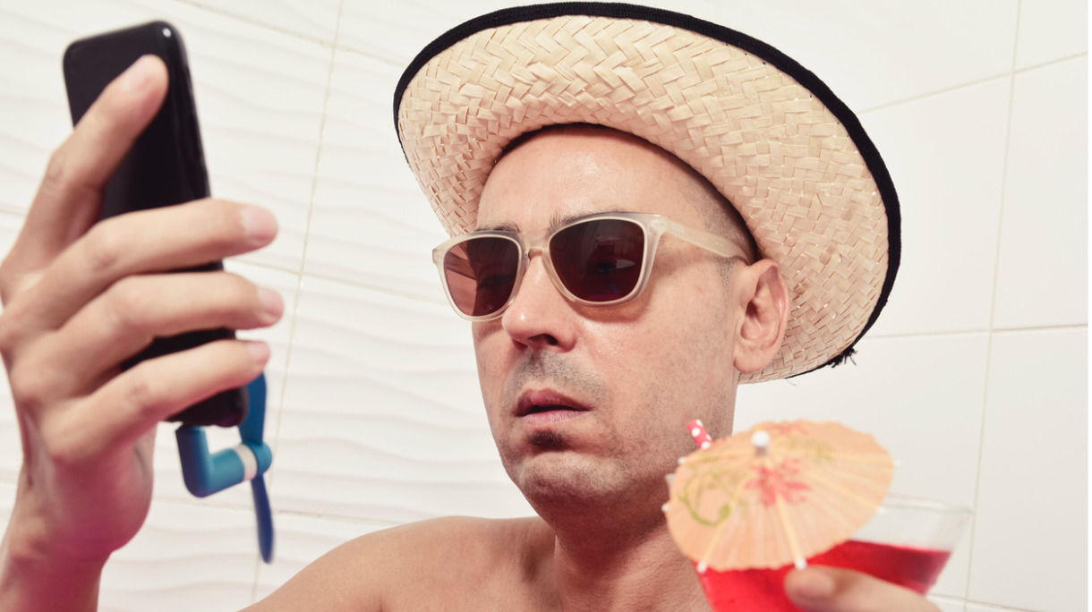 man-with-a-fan-connected-to-his-smartphone-picture-id8285110161