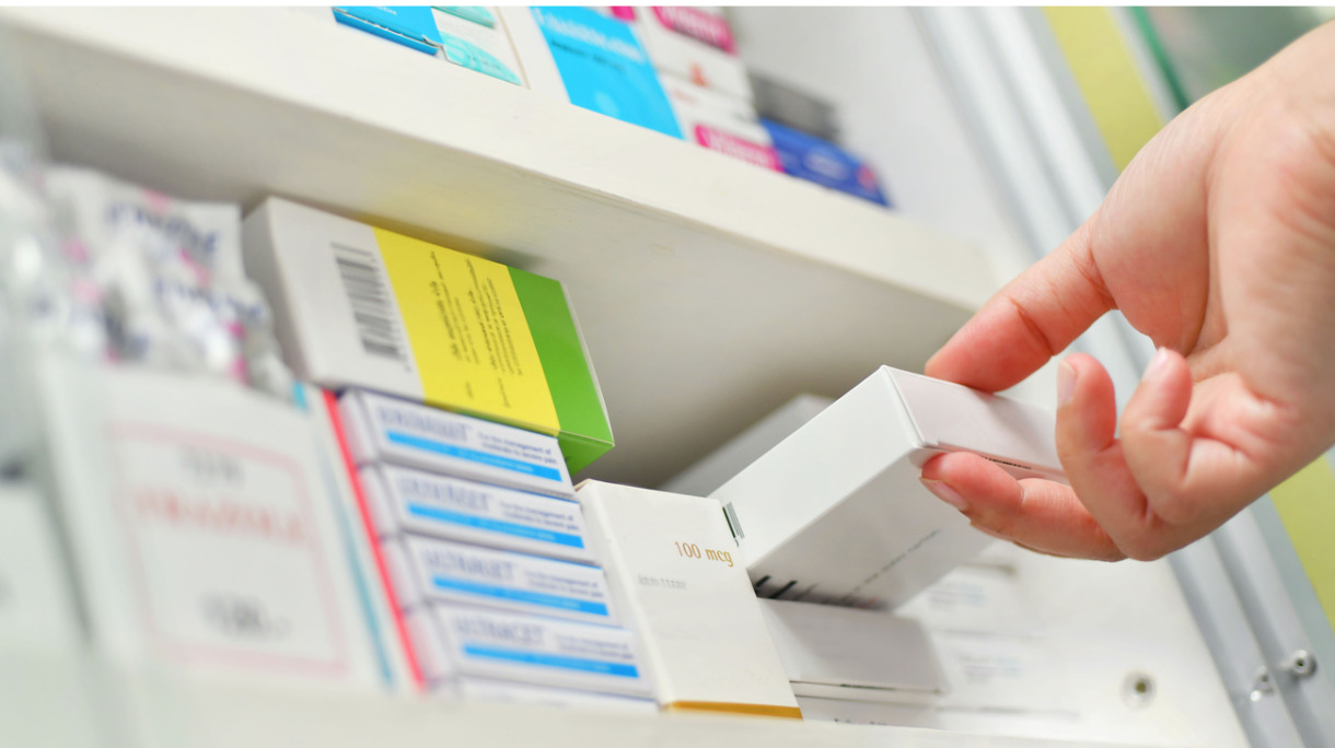 closeup-pharmacist-hand-holding-medicine-box-picture-id897885148