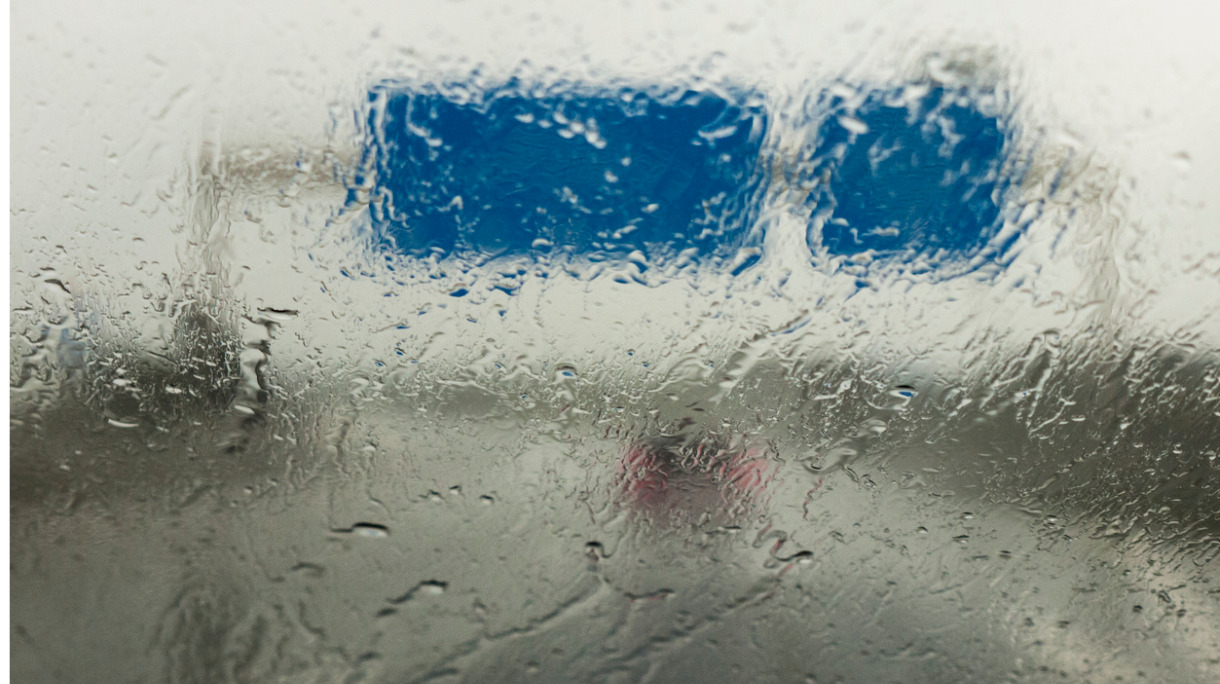highway-traffic-on-a-rainy-day-picture-id643297564