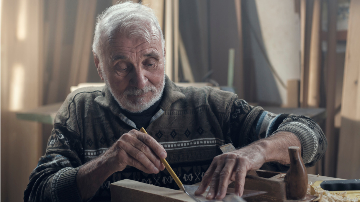 senior-carpenter-picture-id656818642