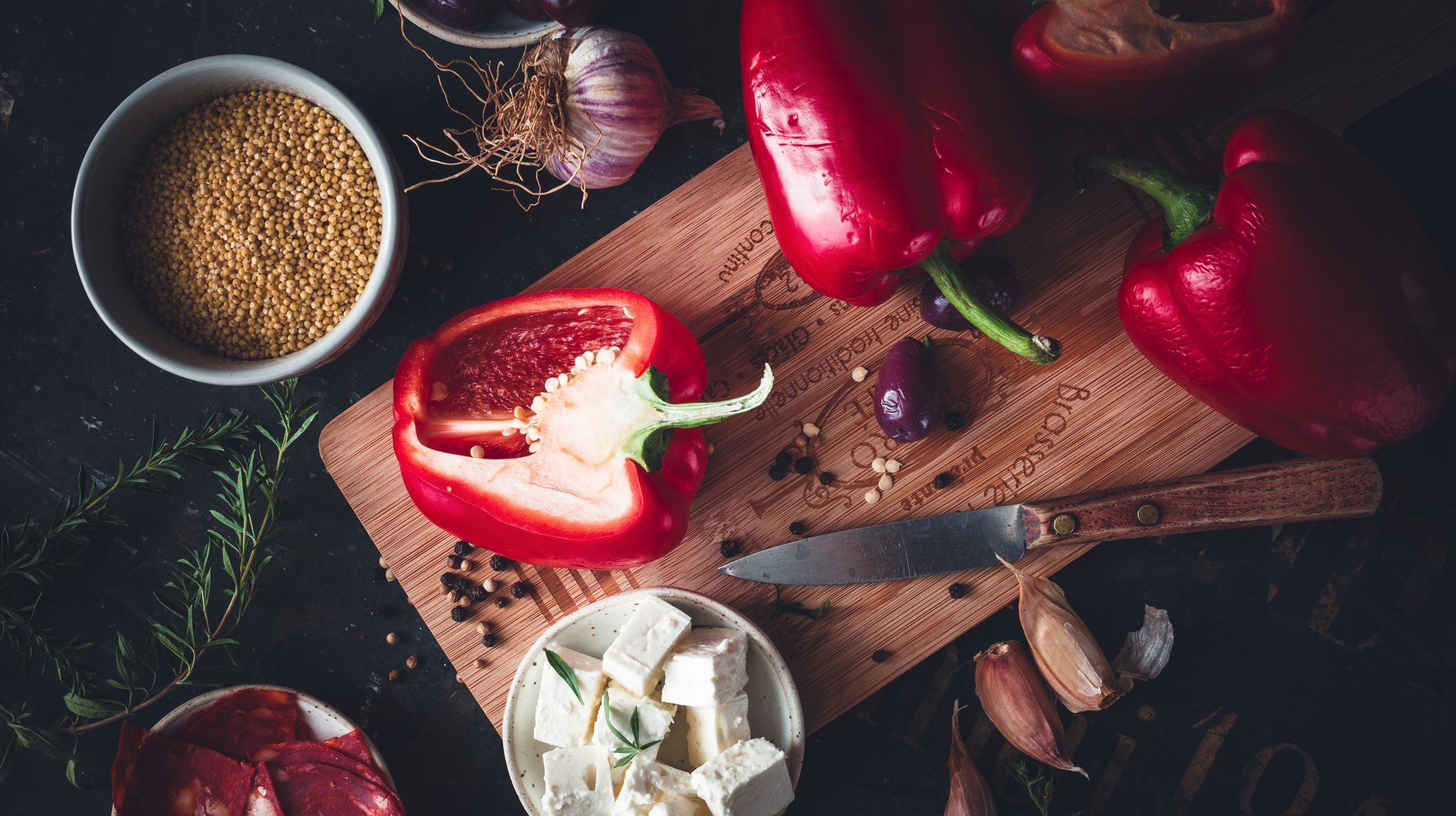 Ingrédients pour Cuisiner avec Poivron Rouge, Coppa, Millet, Fromage Féta, Ail et Olives