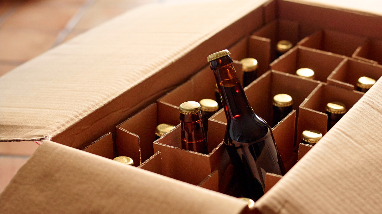 bier-online-kaufen-und-per-post-oder-versand-liefern-lassen-picture-id518084078