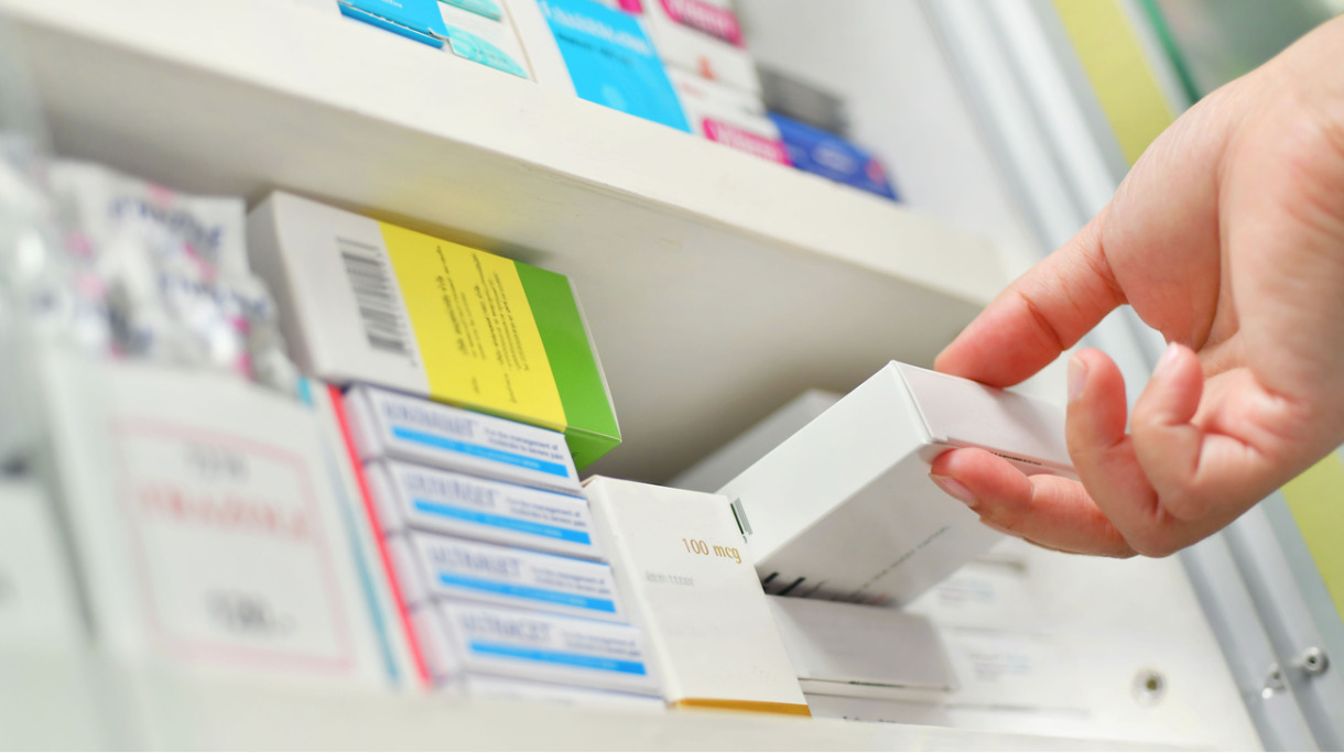 closeup-pharmacist-hand-holding-medicine-box-picture-id897885148_0