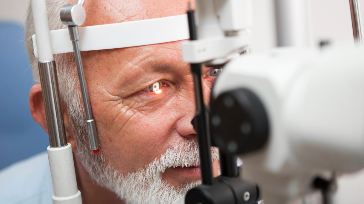 senior-man-doing-eye-test-with-close-up-picture-id899606206