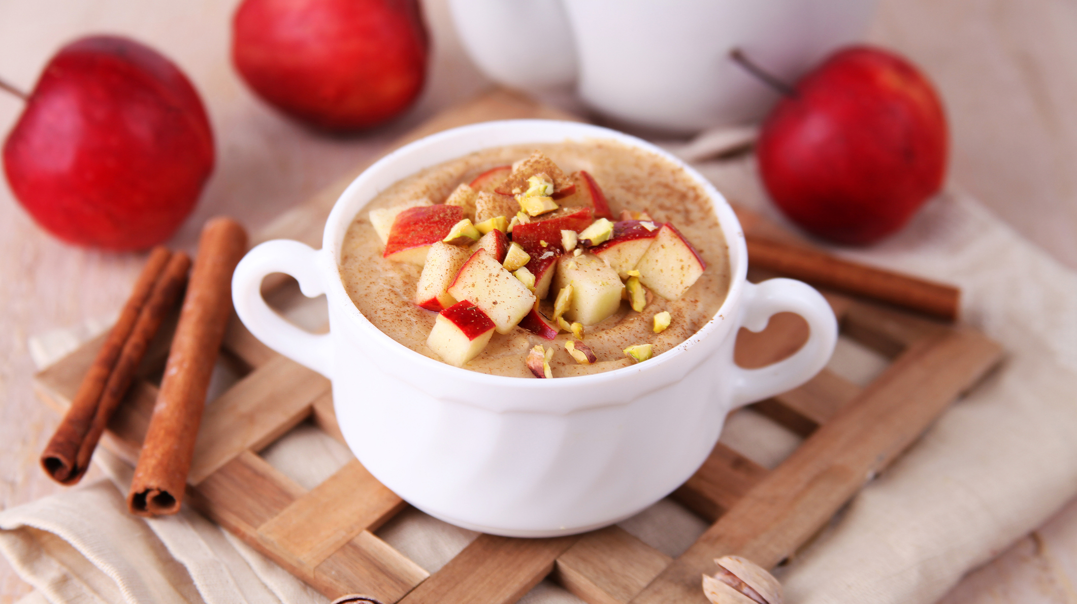 Porridge with apples and cinnamon