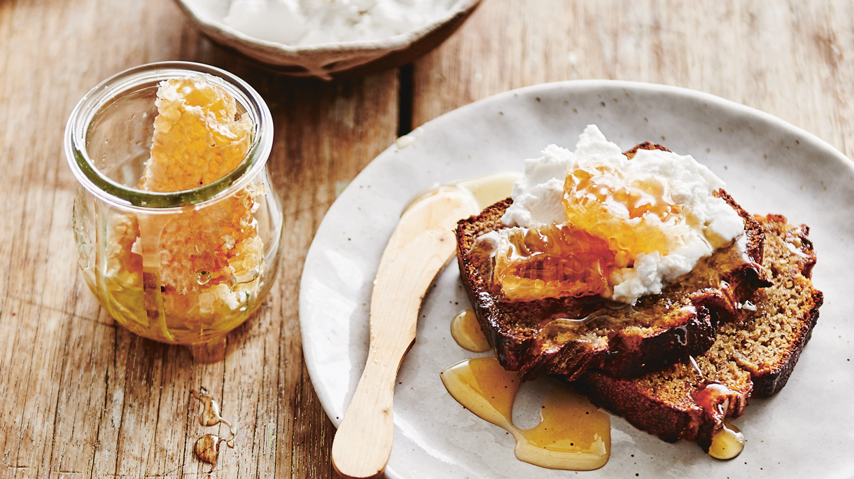 amandel-chiazaad-bananenbrood-met-kokosyoghurtt