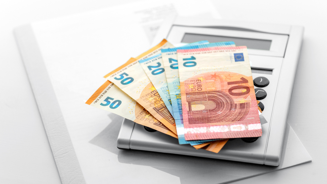 Banknotes on the calculator