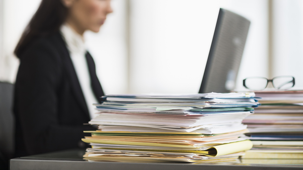 USA, New Jersey, Jersey City, Businesswoman working in office