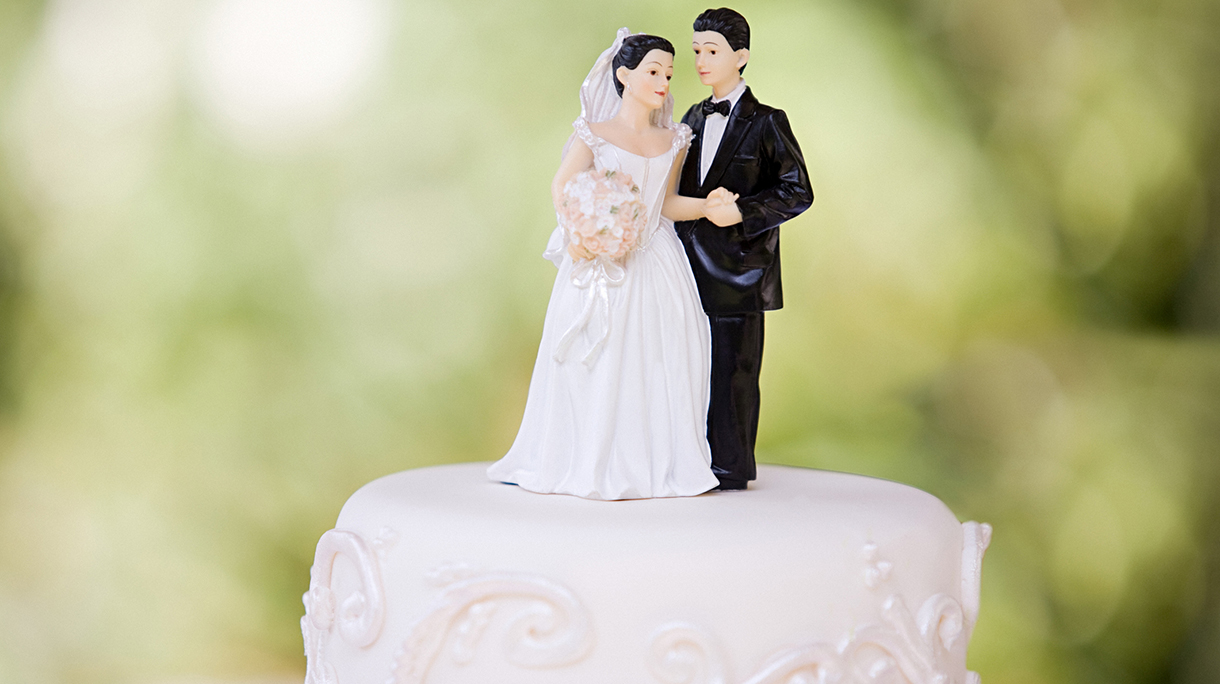 Bride and groom figurines