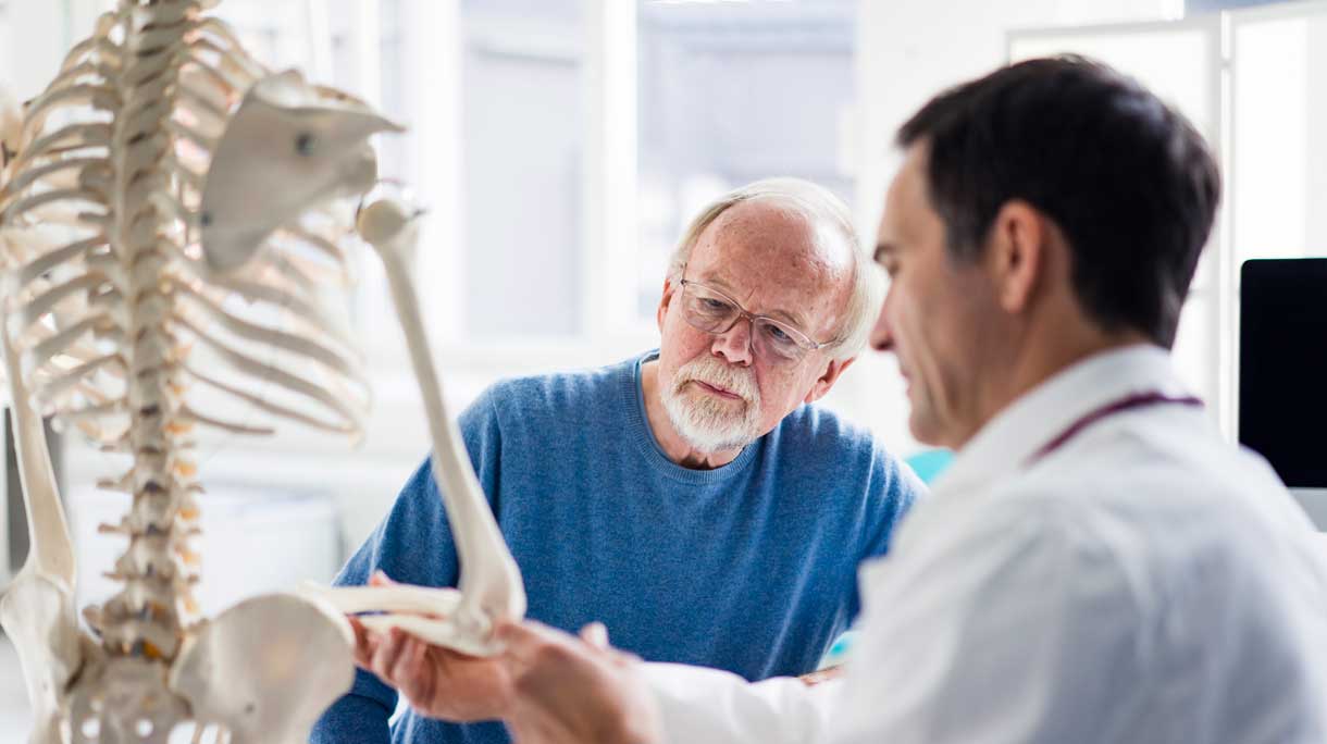 dokter met skelet