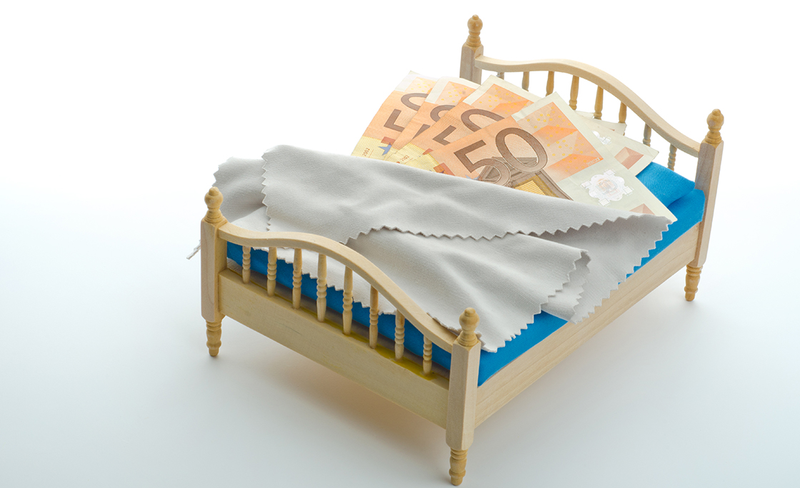 money sleeping well – Euro in bed
