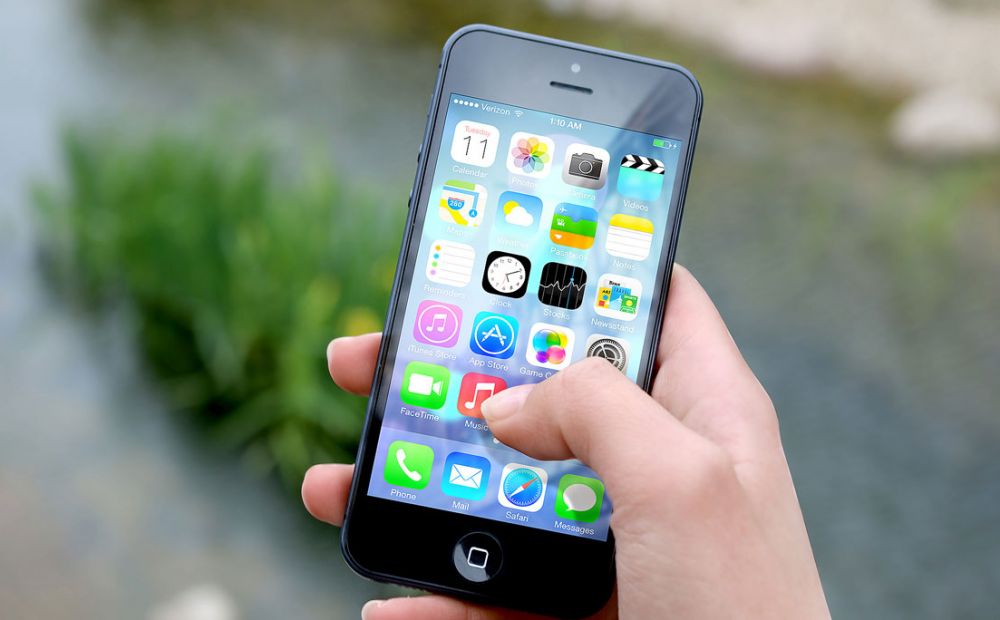 hand-apple-iphone-smartphone