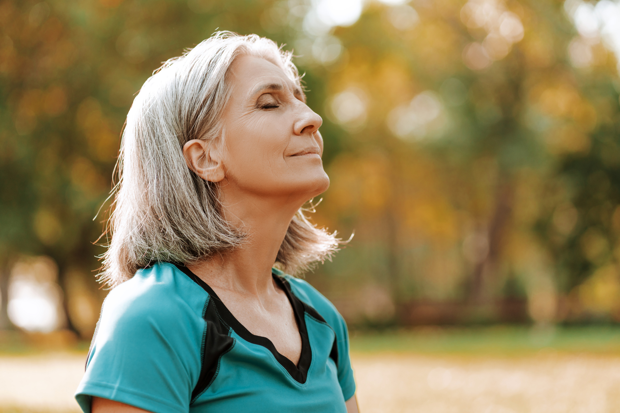Vrouw geniet in de herfstzon