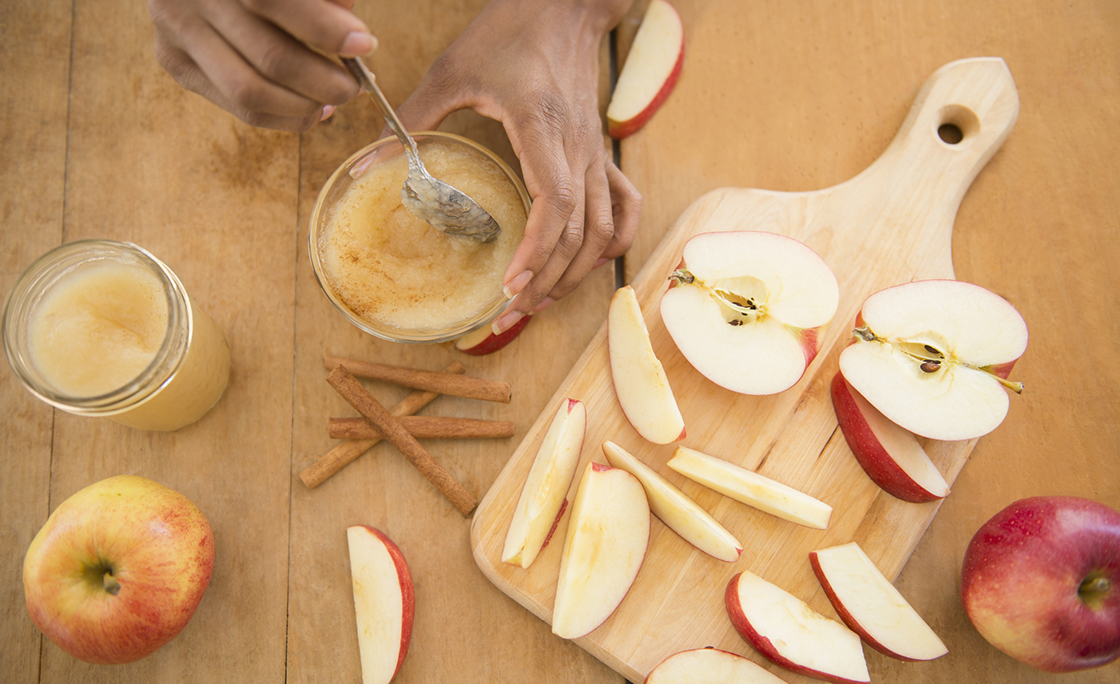 USA, New Jersey, Jersey City, Apple sauce making