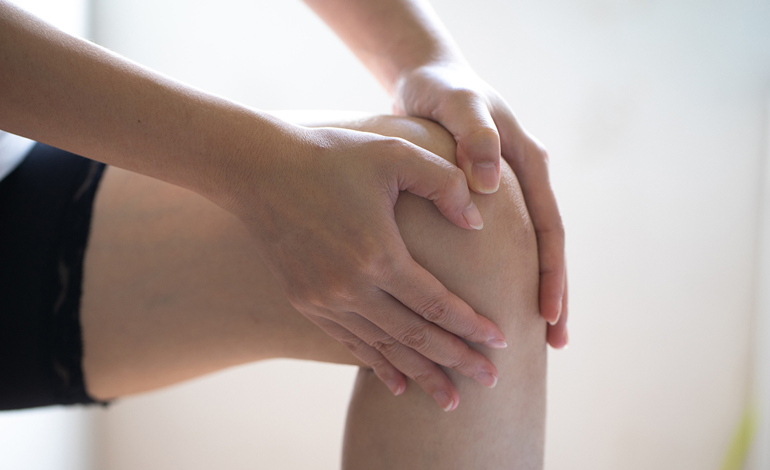 Woman knee ache