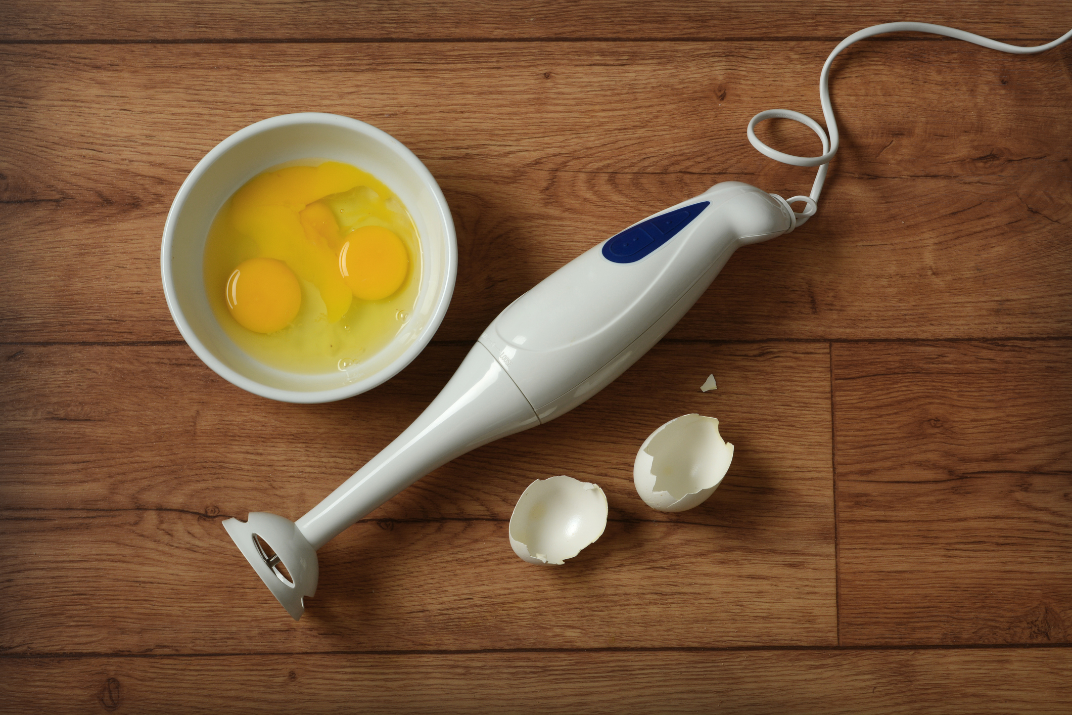 blender and eggs on the table