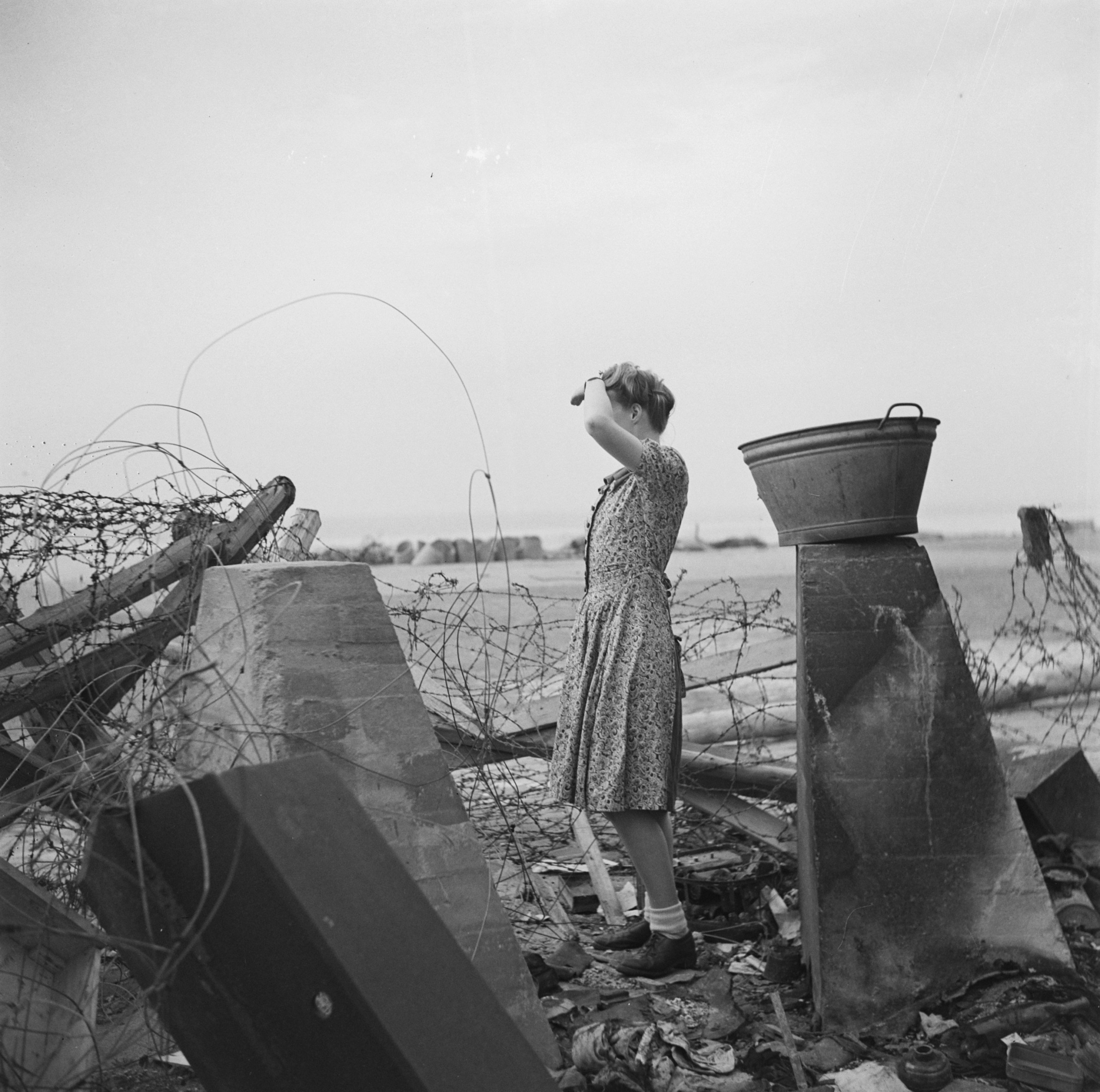 1._vrouw_tussen_prikkeldraad_en_tankversperringen