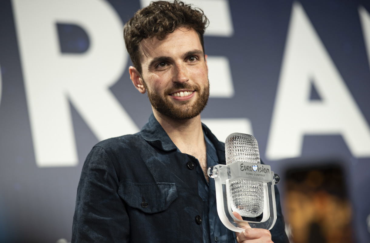 duncan_laurence_with_the_2019_eurovision_trophy