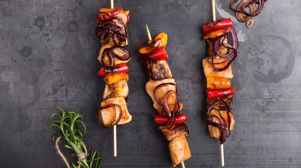 Chicken breast and vegetables skewers