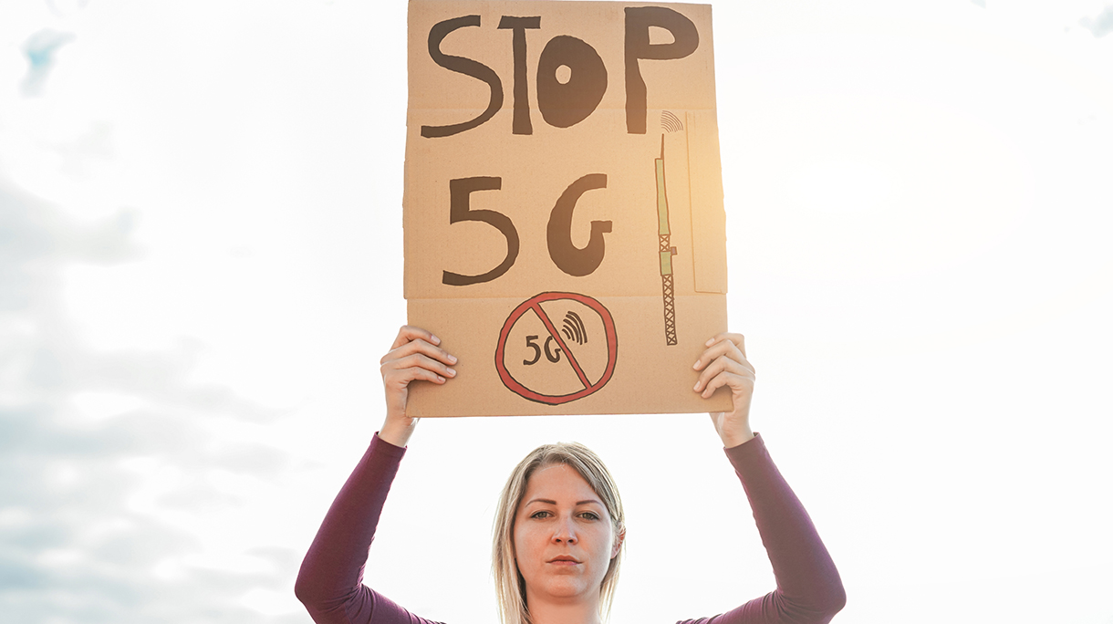 Young woman protest against 5g and cell towers – Electromagnetic pollution and internet of things concept – Focus on banner
