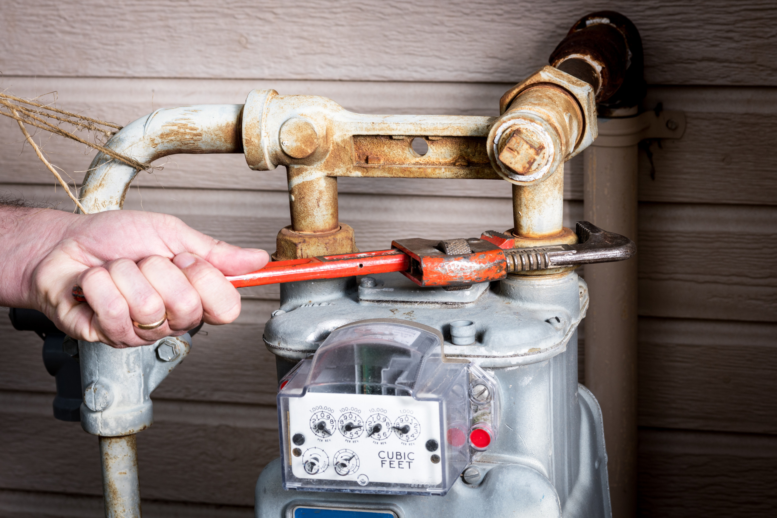 Tools used to work on a gas meeter