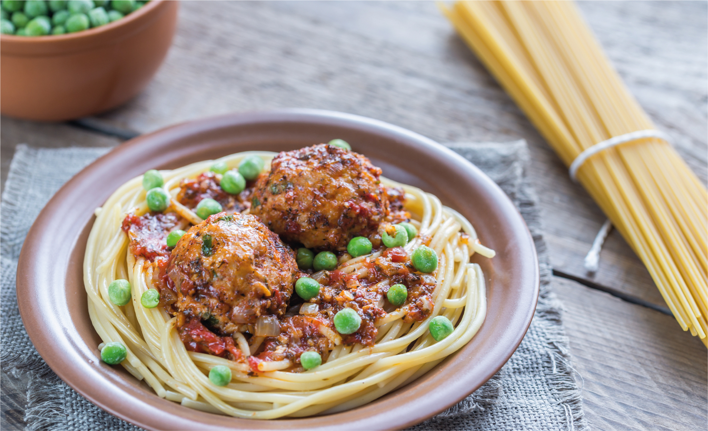 spaghetti_met_paprikasaus_en_pijnboompitjes