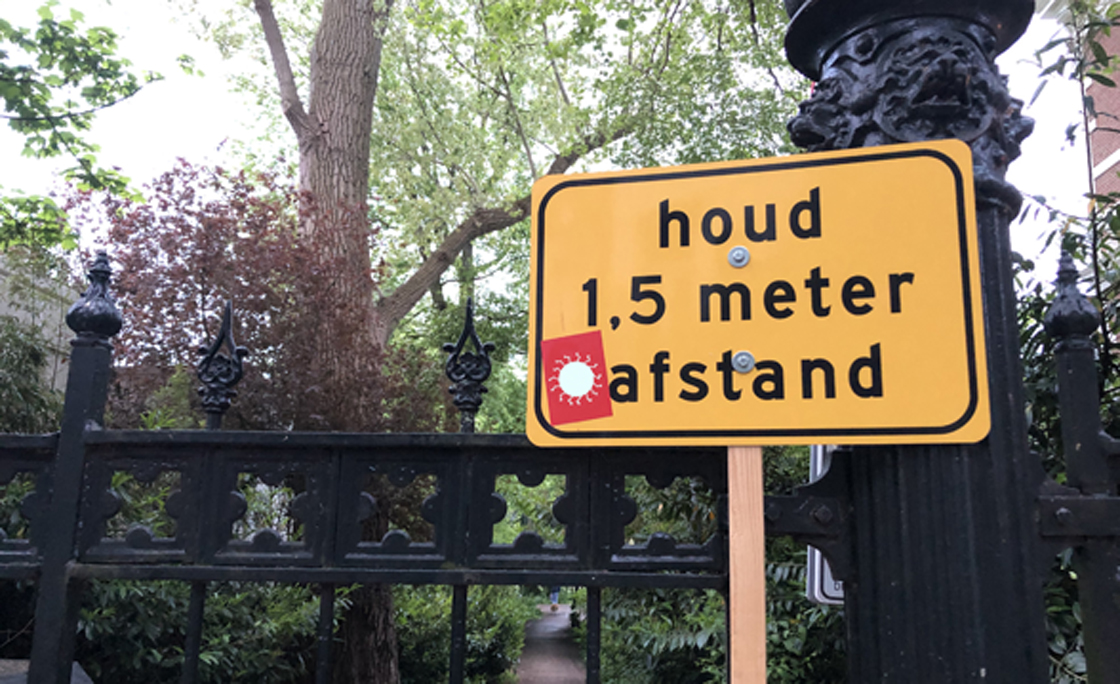 Sign: keep 1,5 meter distance (Houd 1,5 meter afstand)
