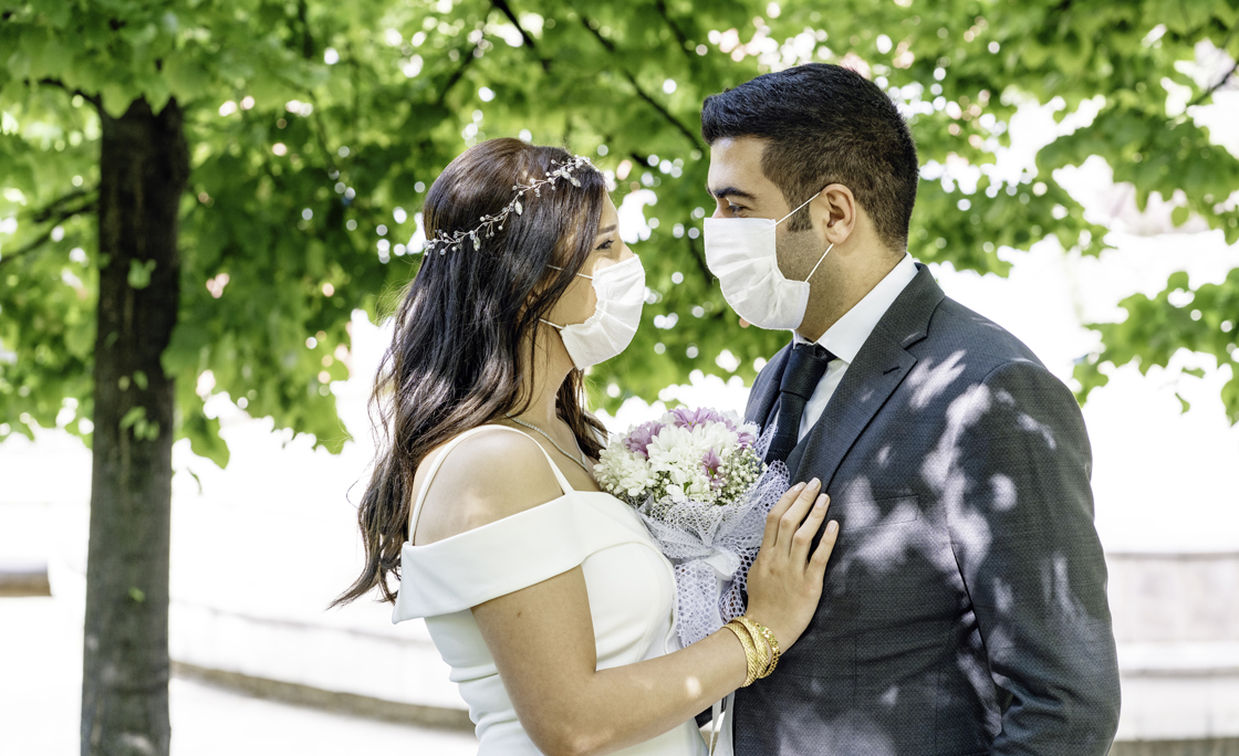 bride and groom in a face protection mask