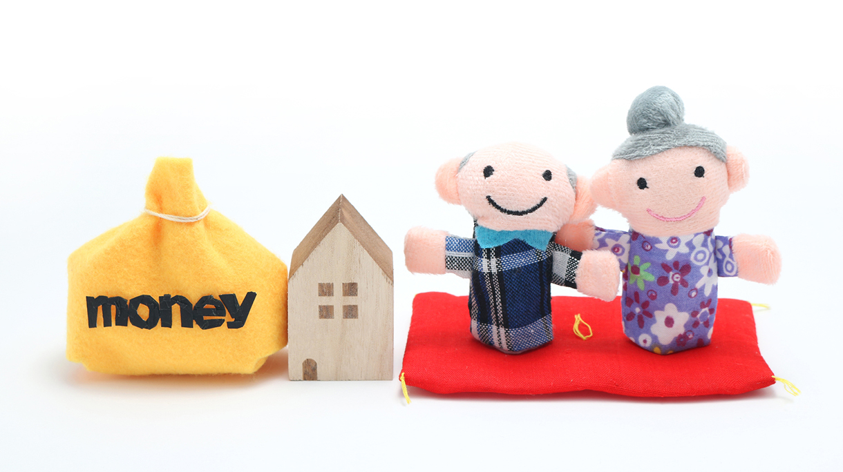 Elderly couple of dolls.