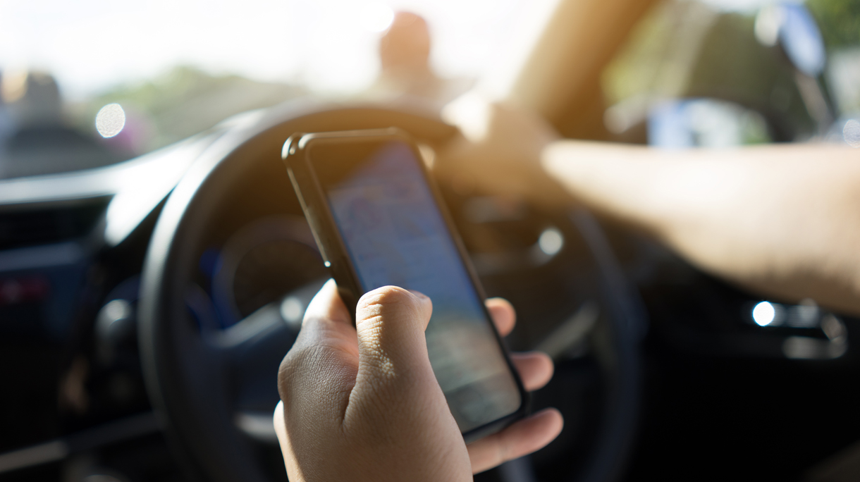 traveller use smartphone and nevigate route for start journey